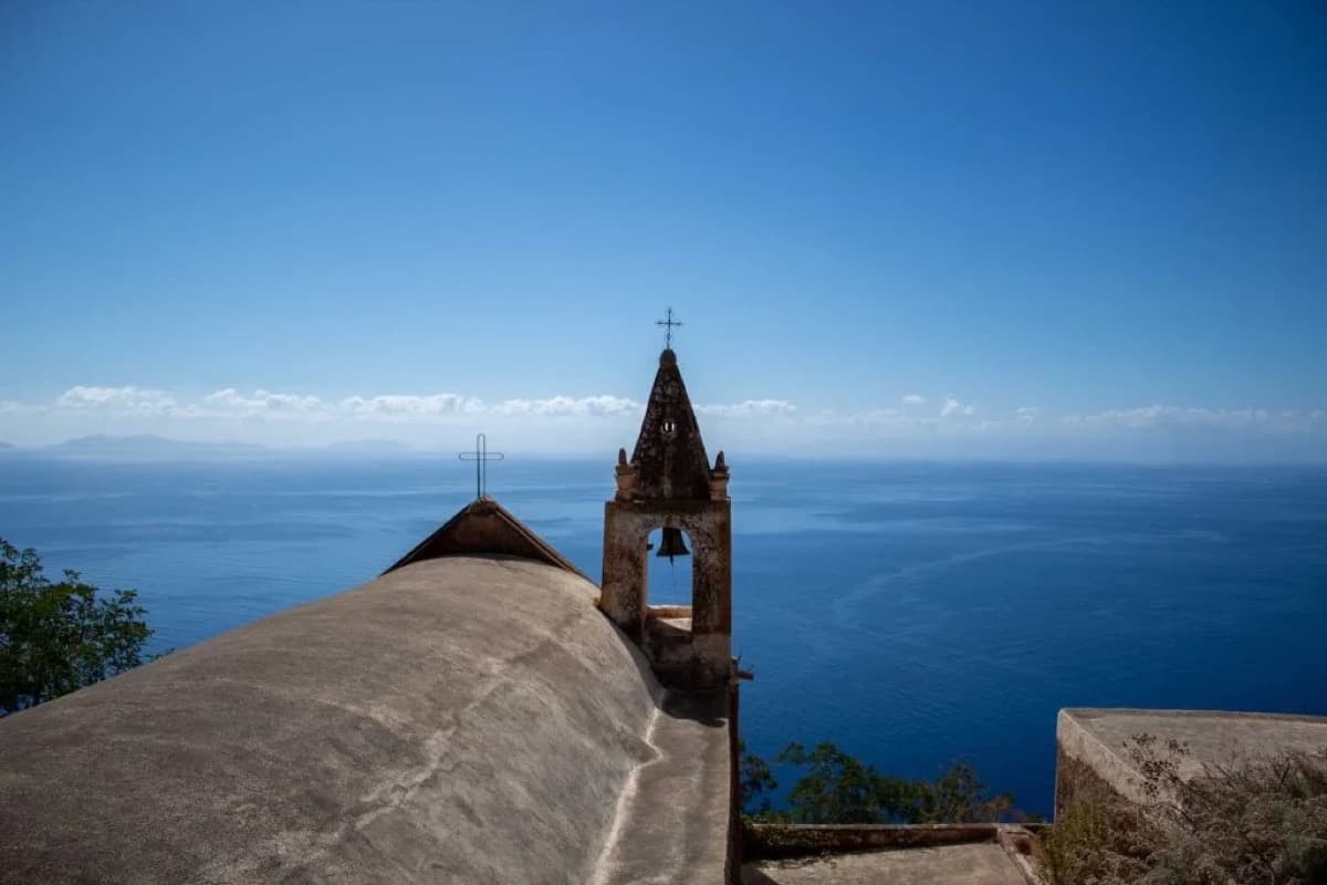 Glockenturm der Kirche San Bartolo in Alicudi, Meer und Salina in der Ferne