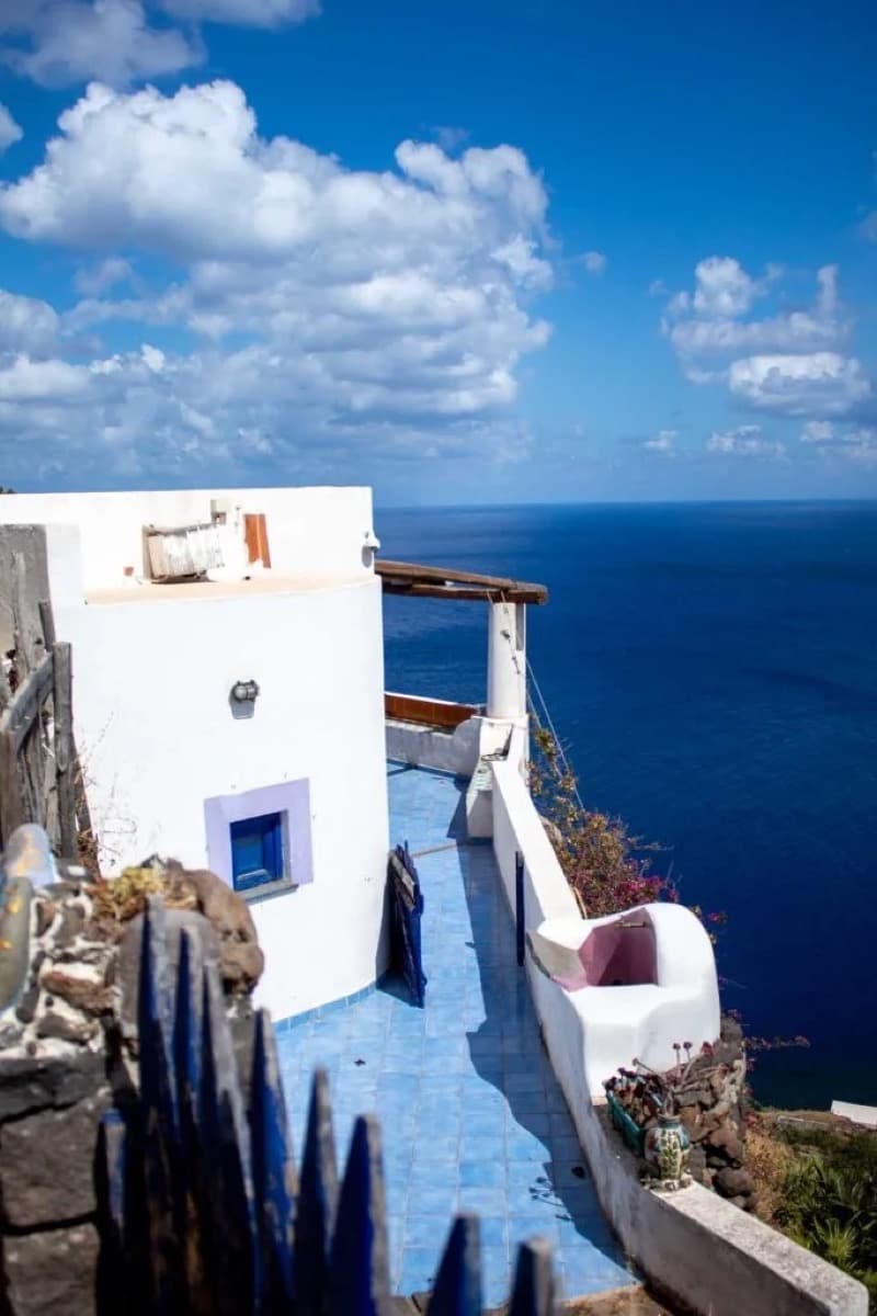 Traditionelles äolisches Haus mit blau gestrichener Terrasse