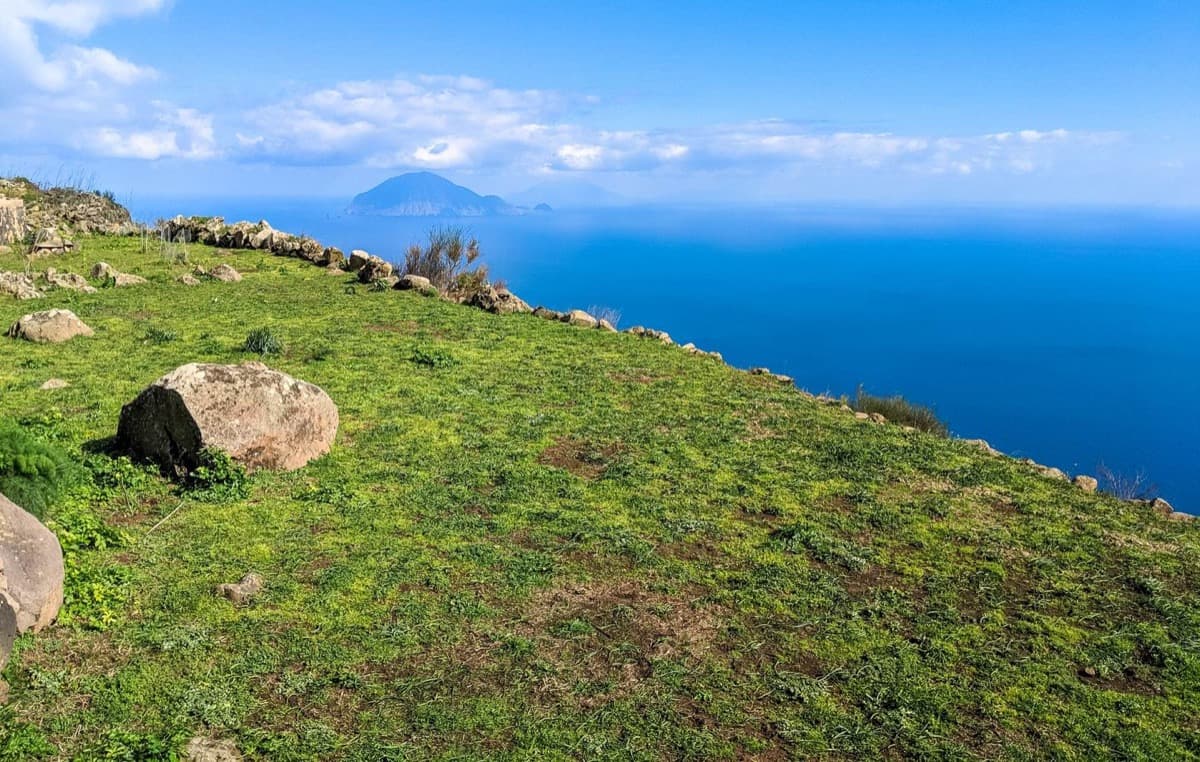 Alicudi Luftaufnahme — grüne Wiese und Filicudi am Horizont