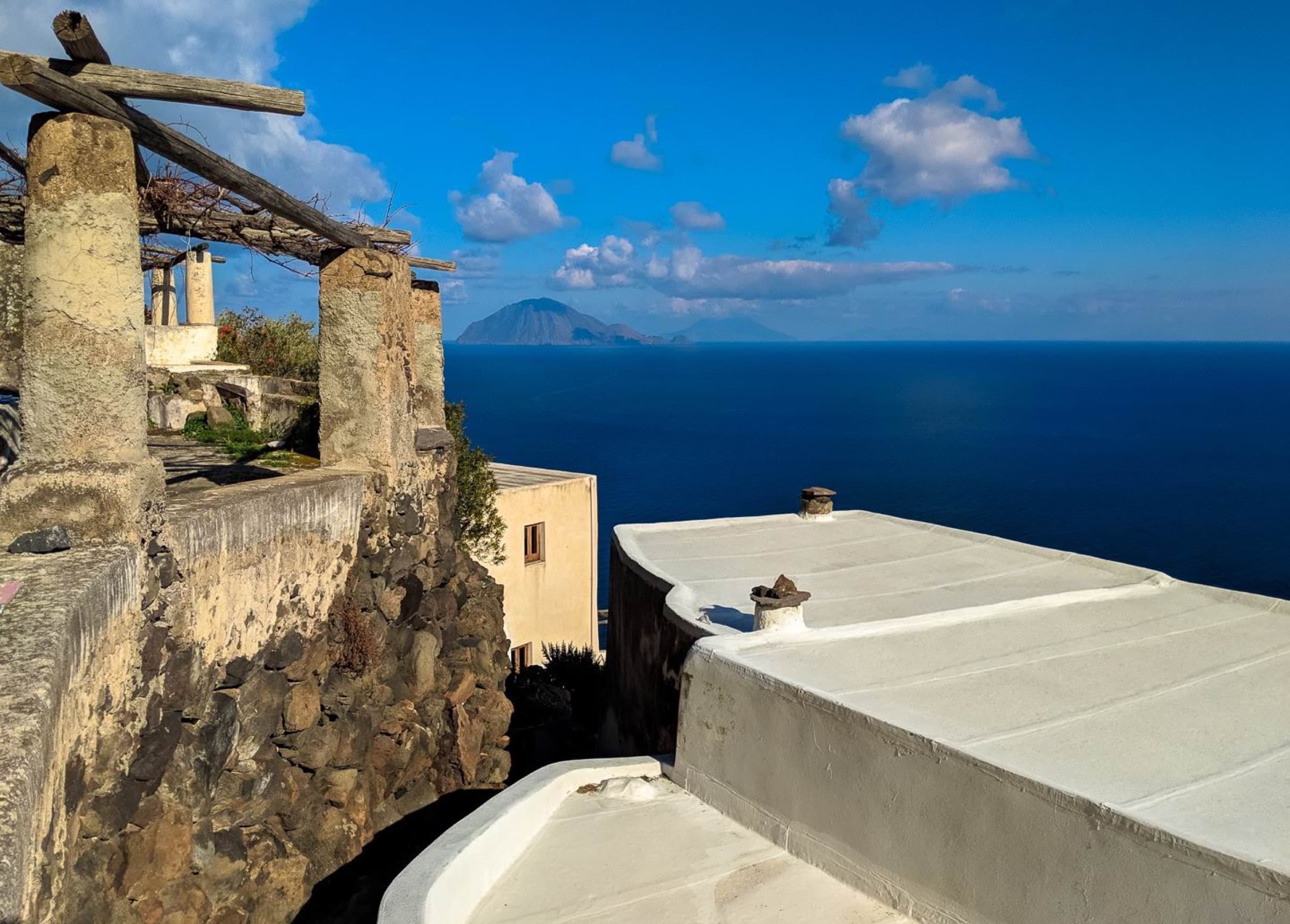 Dächer, Meer und Filicudi in der Ferne