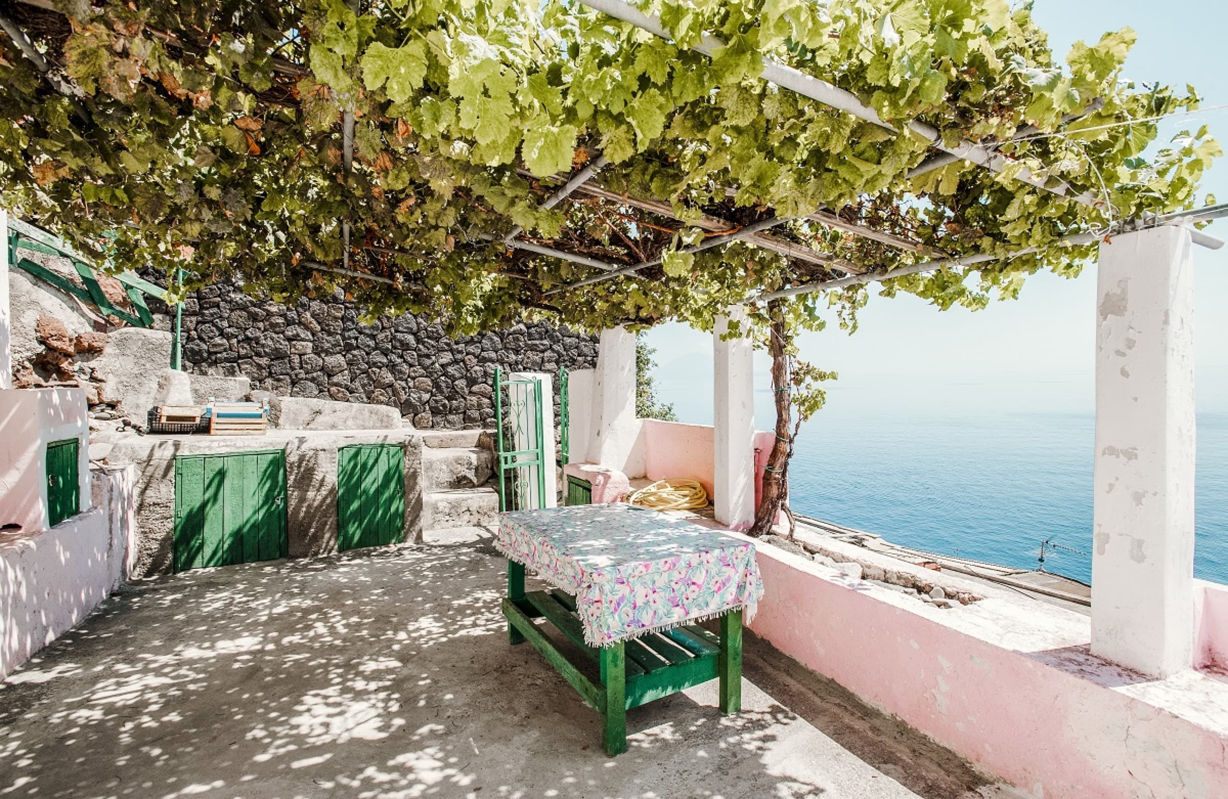 Pergola di vite, sopra il mare