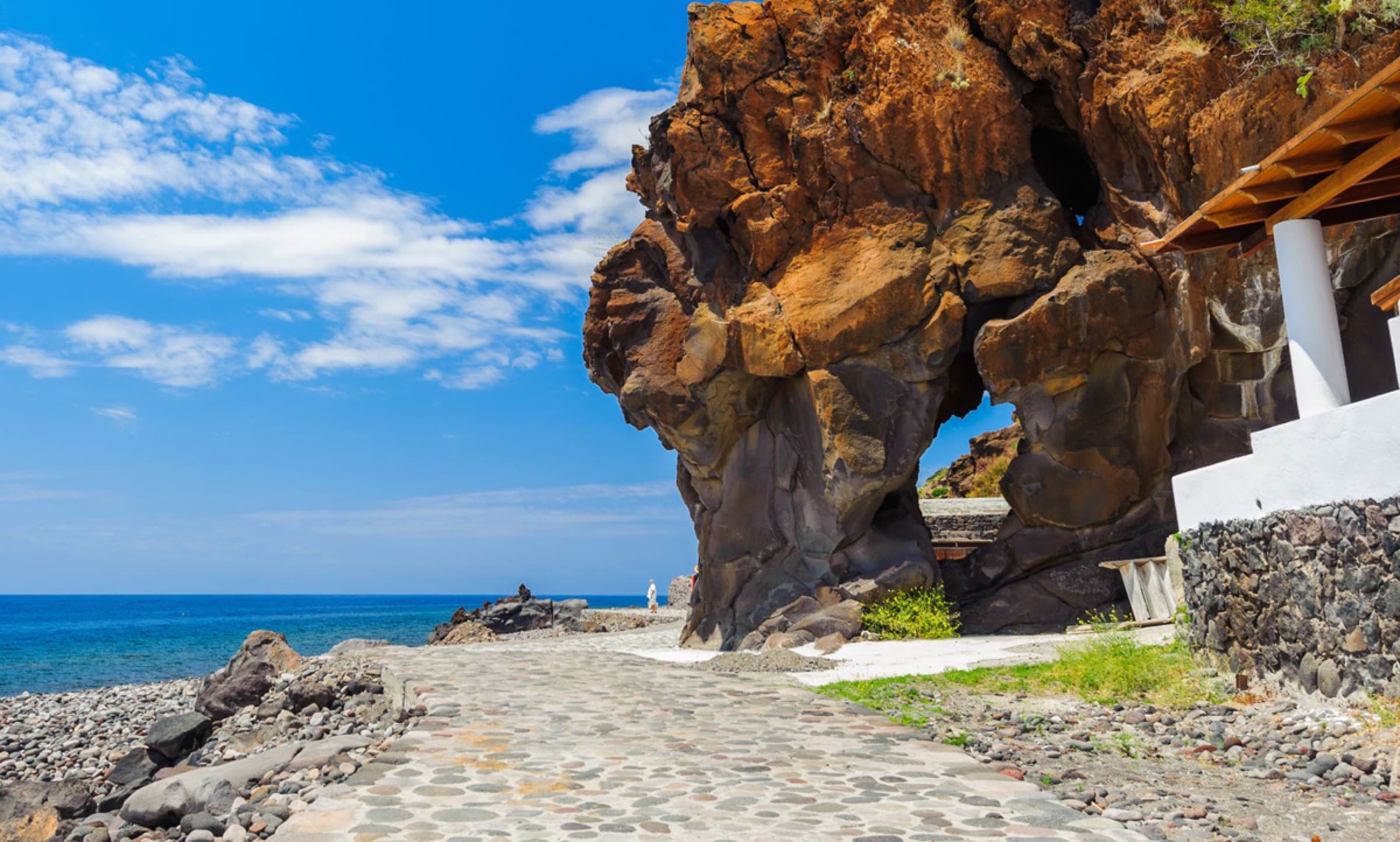 Le rocce vulcaniche sul sentiero del porto
