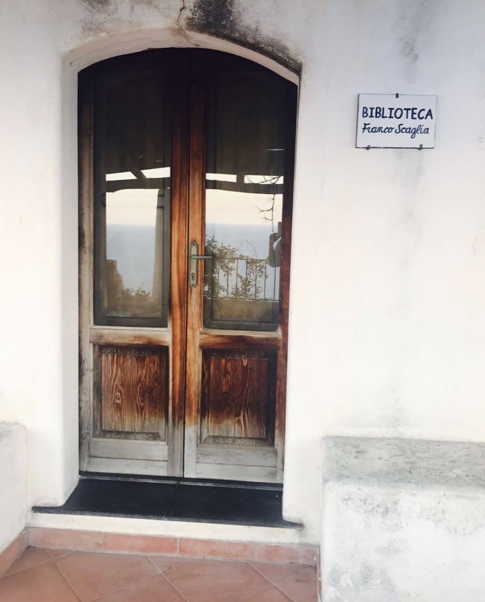 Intérieur de la bibliothèque Tra cielo e mare à Alicudi