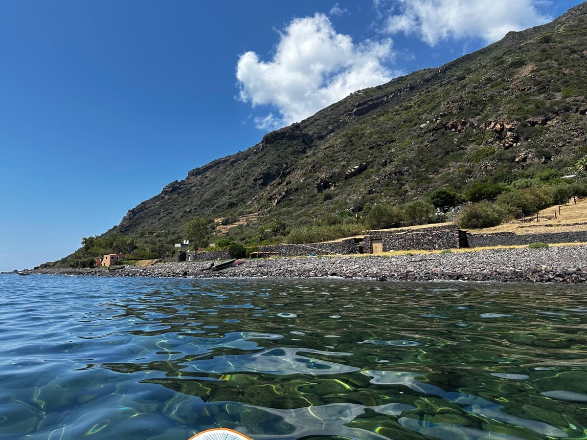 La Casa della Roccia vue depuis la mer — maison en pierre sur les rochers d'Alicudi
