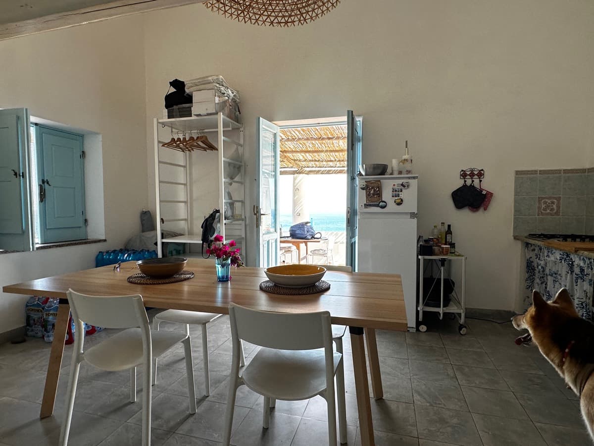 Salon avec porte ouverte sur la mer