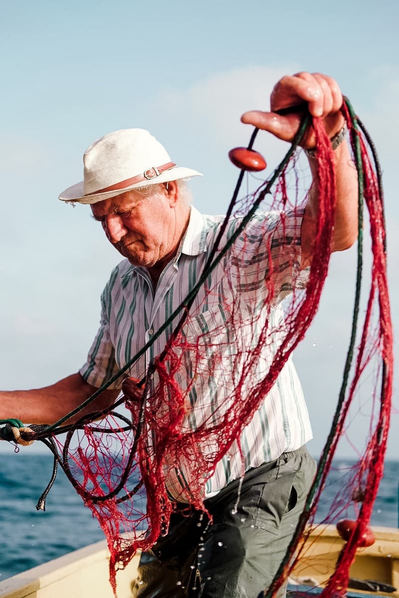 Silvio zieht sein rotes Fischernetz ein