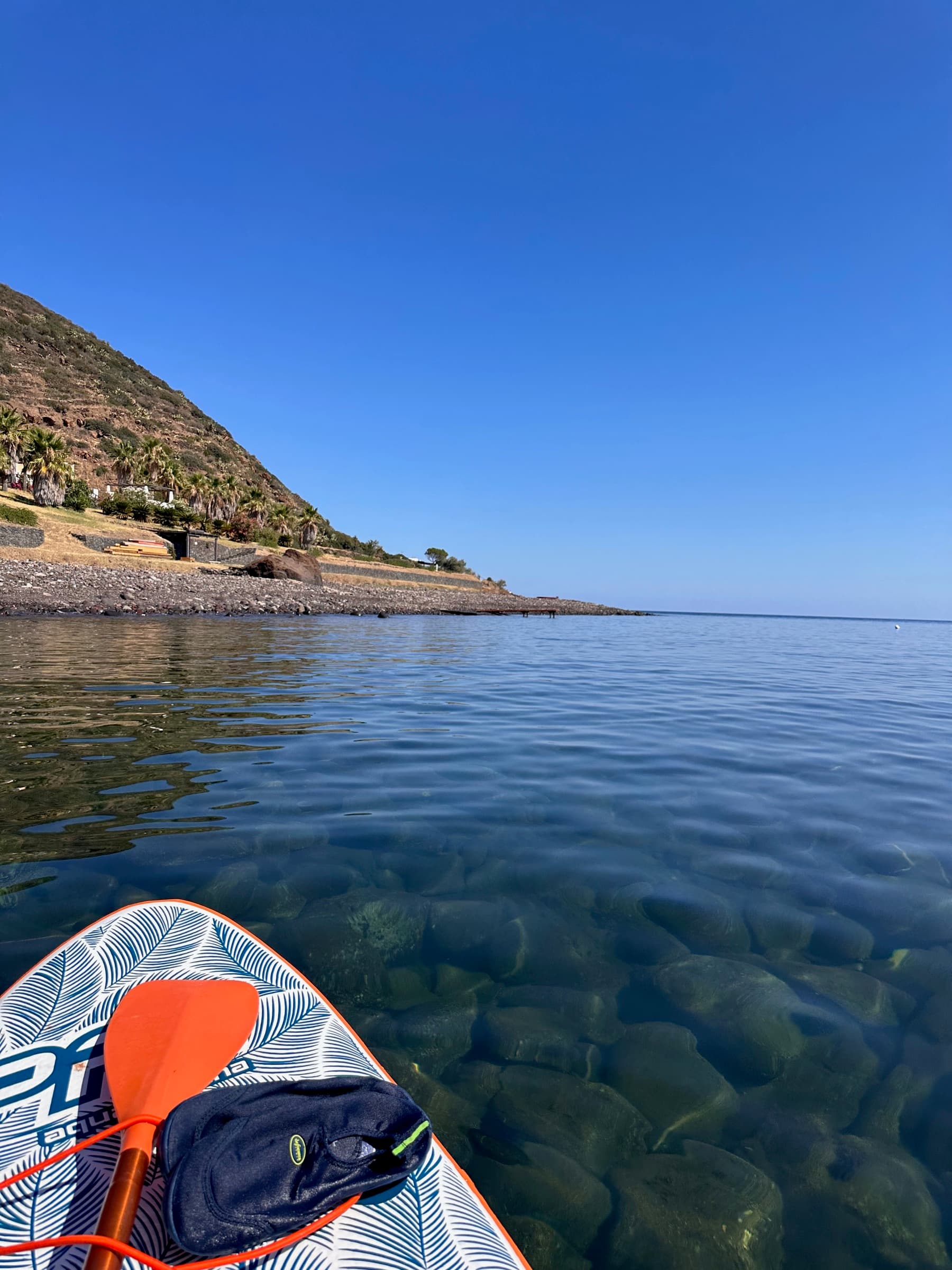 Stand-Up-Paddle auf dem türkis-klaren Meer von Alicudi