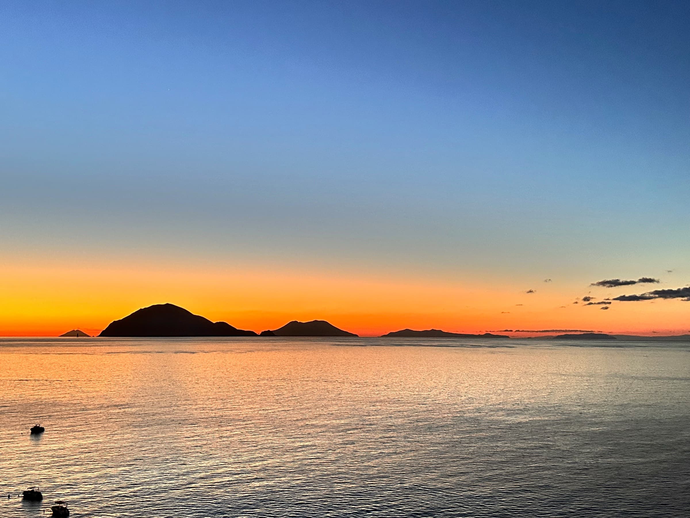 Filicudi silhouette au coucher du soleil, depuis la terrasse