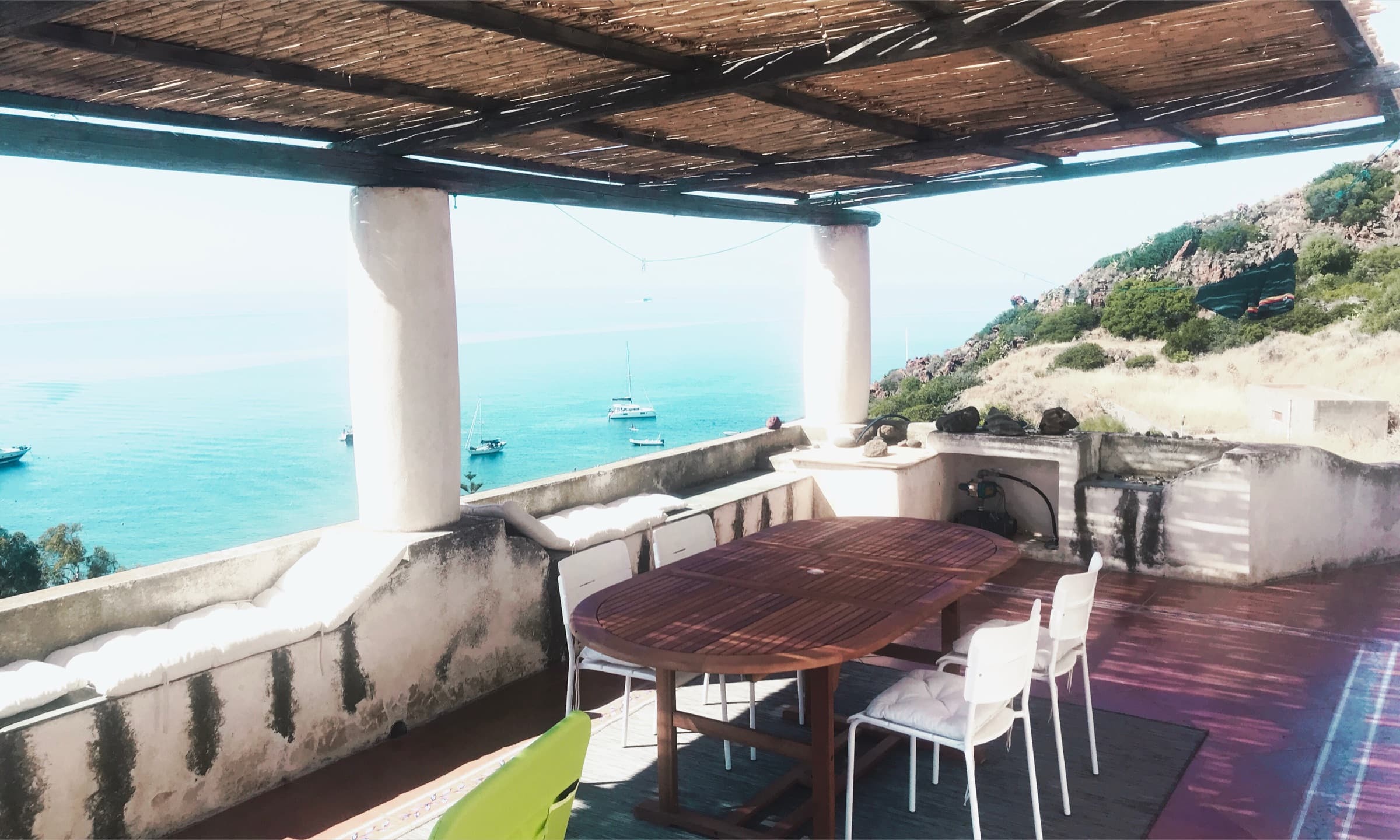 Tavolo sotto la pergola, Stromboli in lontananza